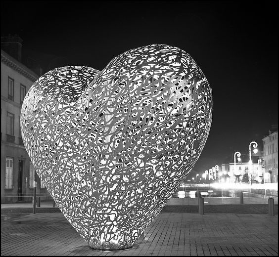 сердце света_городская скульптура во франции.jpg