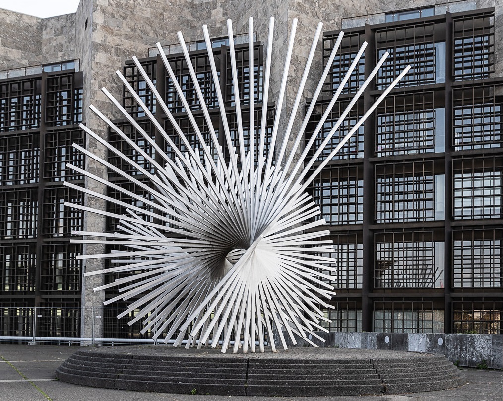 абстрактная городская скульптура из металла.jpg