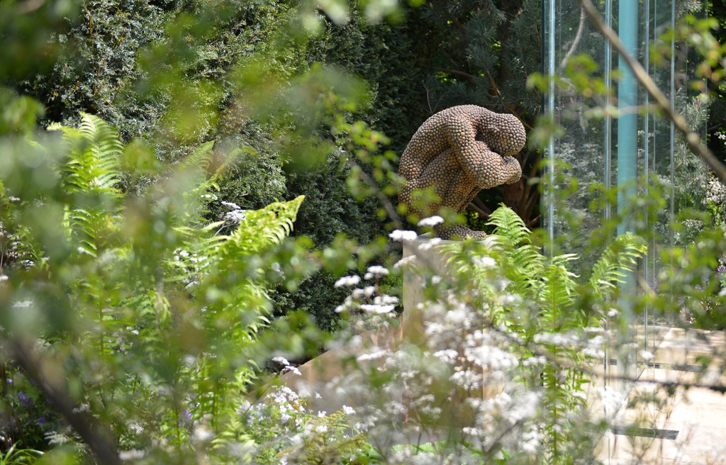 скульптура Анны Жилспай в саду.jpg