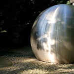 Парковая скульптура для въездной группы | шар из нержавеющей стали диаметром 2м в Lago Verde | фото 2