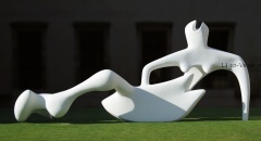 Скульптуры Генри Мура: абстрактные формы в общественных пространствах.