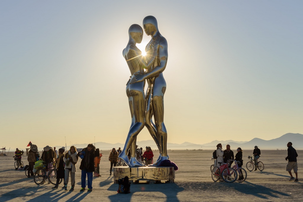 'In Every Lifetime I Will Find You' by Michael Benisty_ Burning Man 2018_скульптура двух людей из полированной нержавеющей стали.jpg