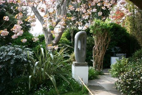 Сад скульптур Б. Хэпуорт в Англии