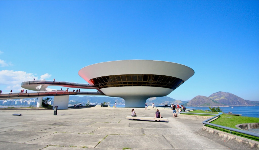 Оскар Нимейер_музей современного искусства в Рио де Жанейро.jpg