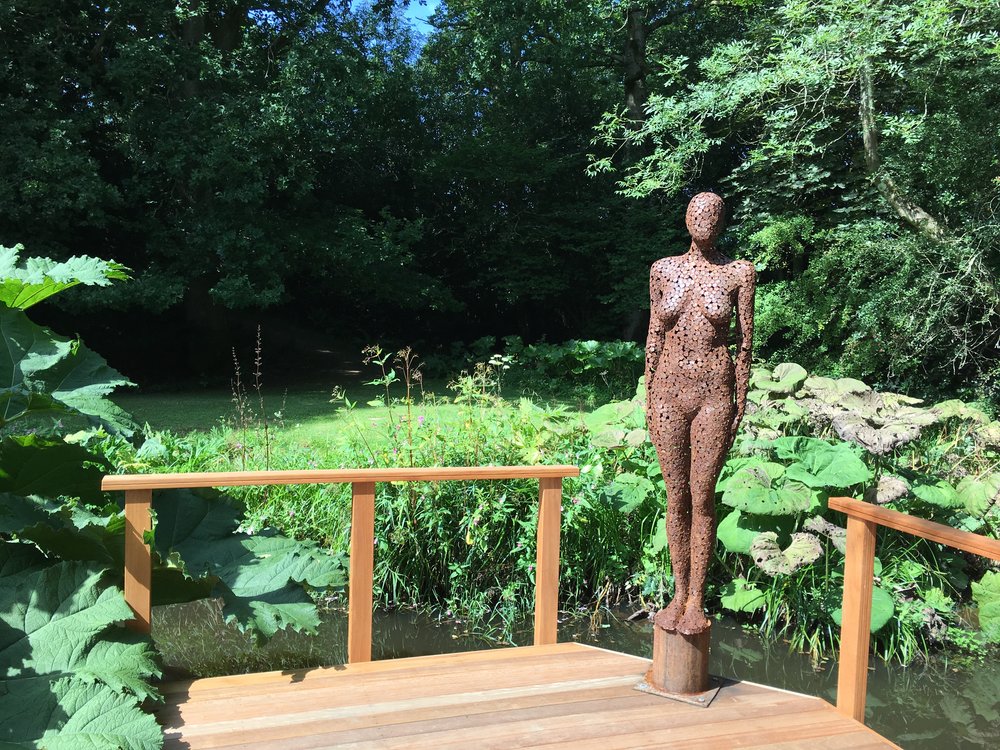 современная садовая скульптура женщины из металла.jpg