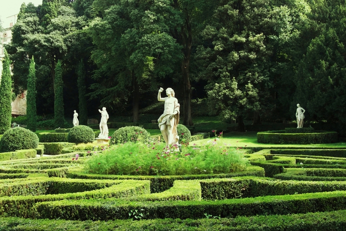 скульптуры в итальянском саде.jpg