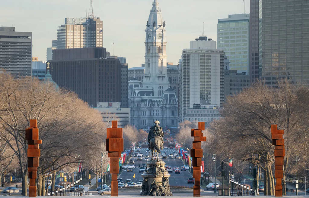 Скульптуры Энтони Гормли в Филадельфии.jpg