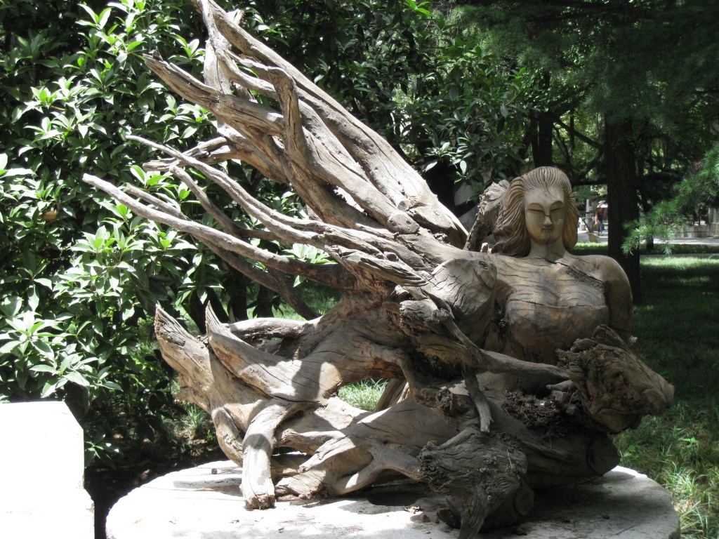 скульптура из дерева в китайском парке_фото Лаго Верде.JPG
