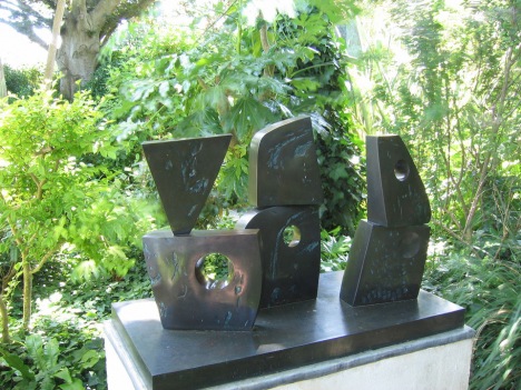 Скульптура в саду Барбары Хэпуорт, Англия