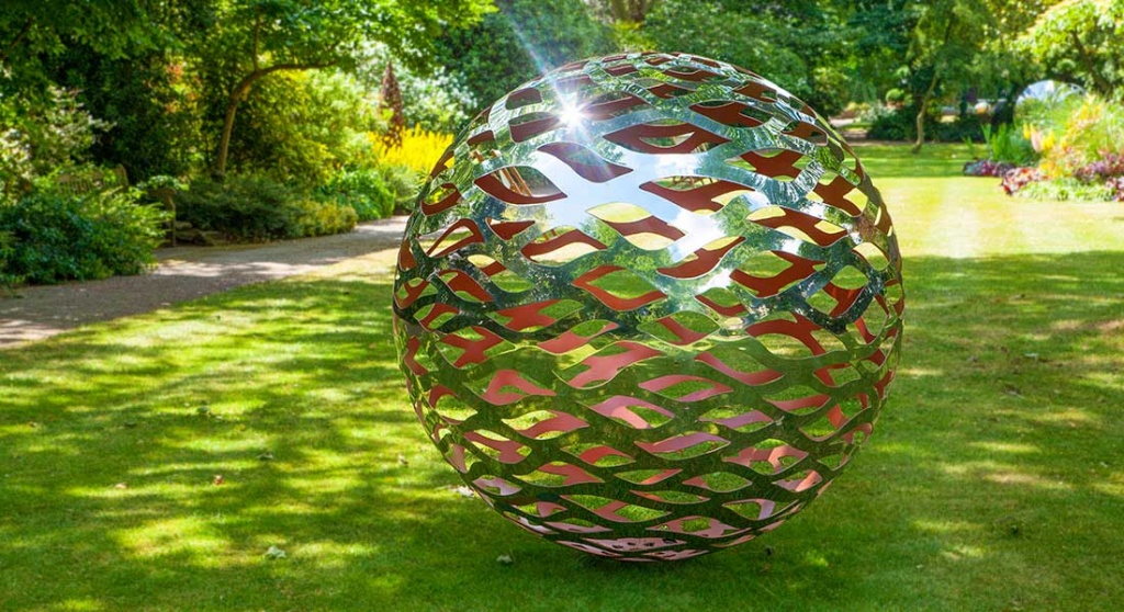 авторская скульптура- шар в ландшафтном дизайне
