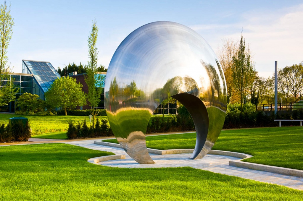 парковая скульптура Алиссон Армур Moongate.jpg
