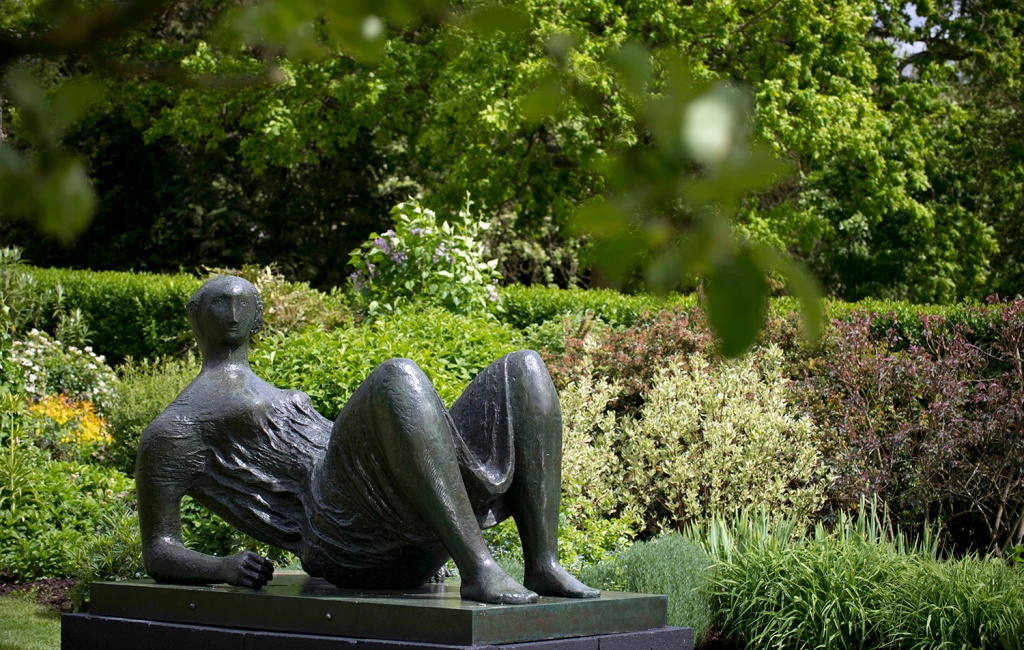 reclining_draped_скульптура Генри Мура.jpg