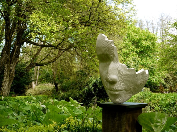парковая скульптура на подиуме_в саду.jpg