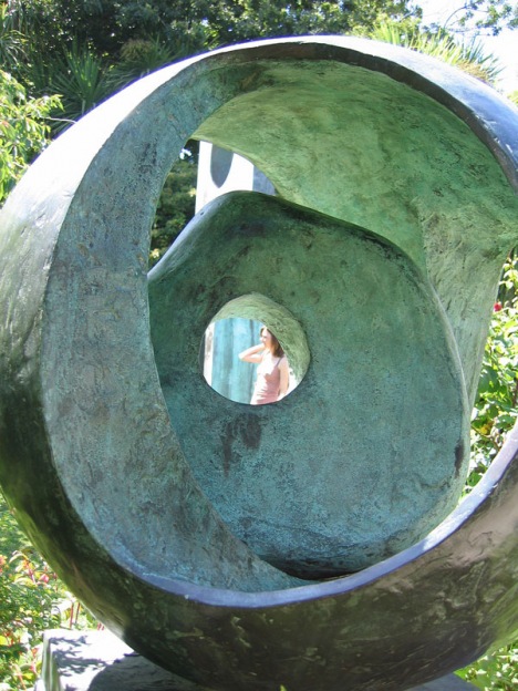 Современная скульптура в саду Б. Хэпуорт, Англия