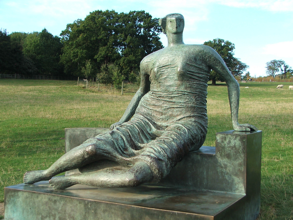Reclining_Figure_at_Yorkshire_Sculpture_Park_Генри Мур_бронзовая скульптура.jpg