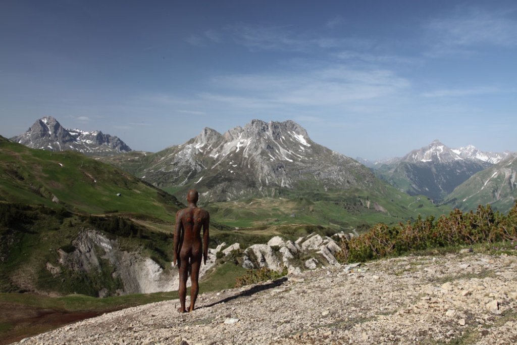 горизонт событий_скульптура Энтони Гормли в австрийских Альпах.jpg