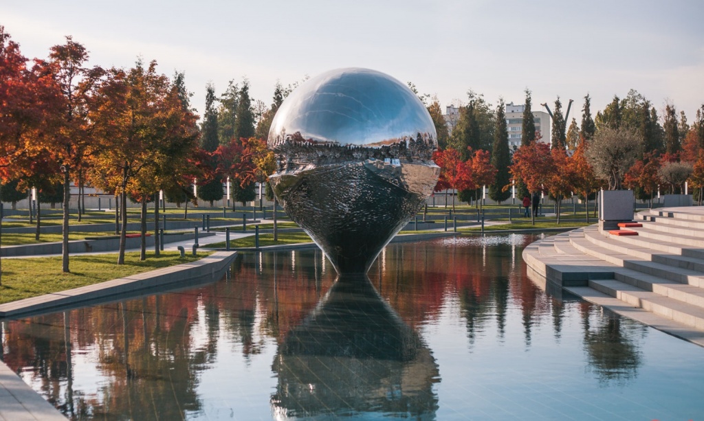 парк Галицого_Краснодар_скульптура капли из нержавеющей стали.jpg