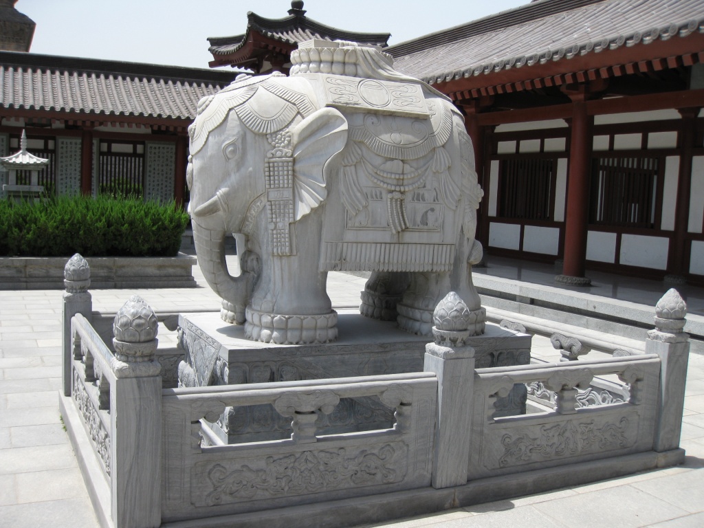 скульптура слона_скульптуры животных в Китае_сиань_большая пагода дикого гуся.JPG