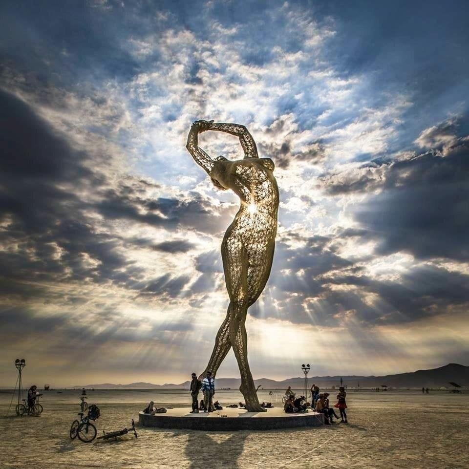 Truth is Beauty by Marco Cochrane_Burning Man 2013_танцующая женщина из проволоки.jpg