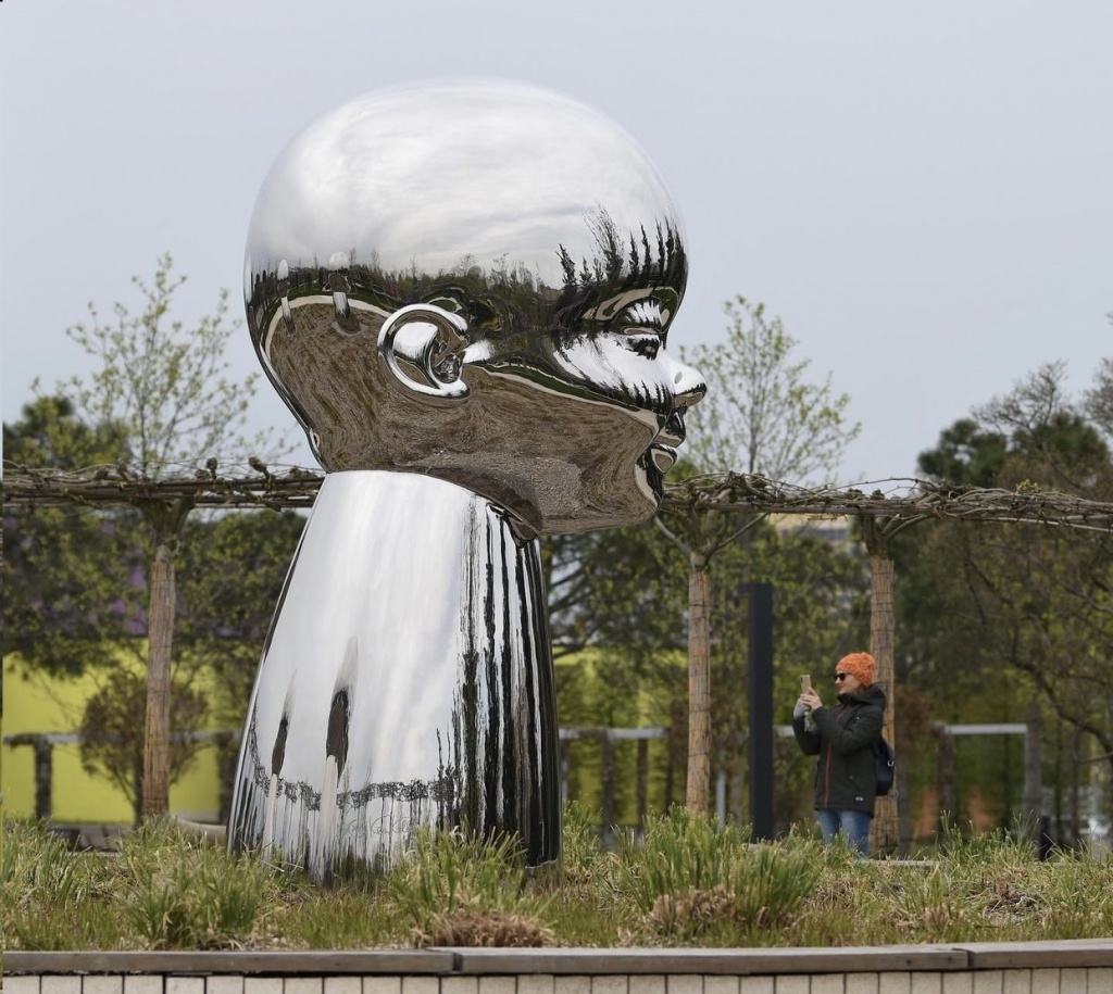 парк Галицокго_скульптура головы из нержавеющей стали.PNG