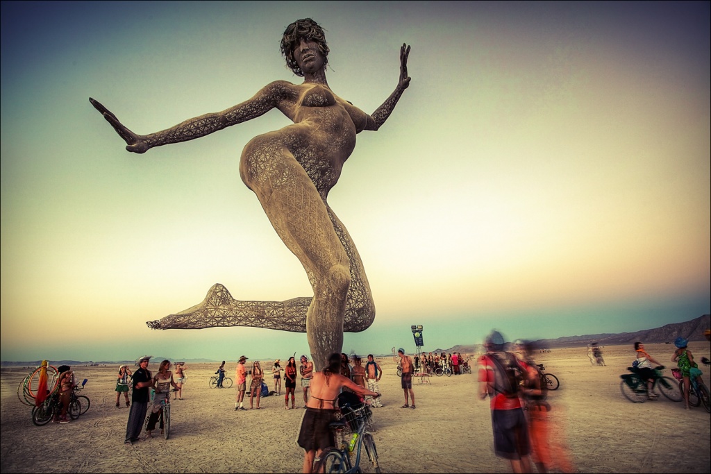 blissdance by Marco Cochrane_скульптура танцующей женщины на фестиале Бернинг Мэн.jpg