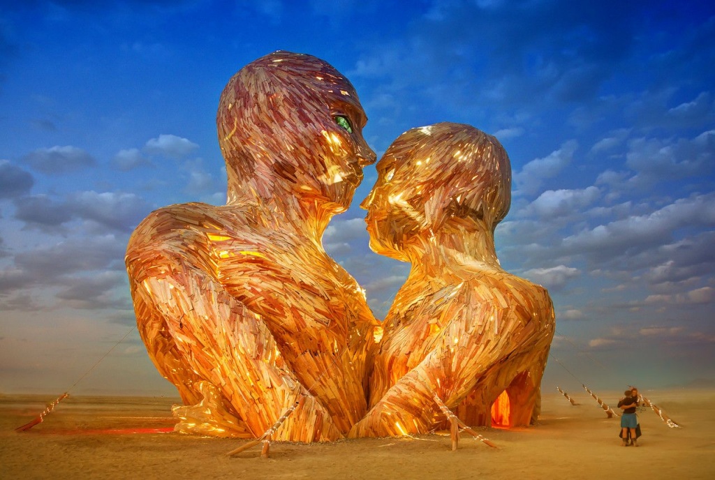 Embrace_скульптура обнимающихся фигур из денева на Бернинг Мэн 2014.jpg