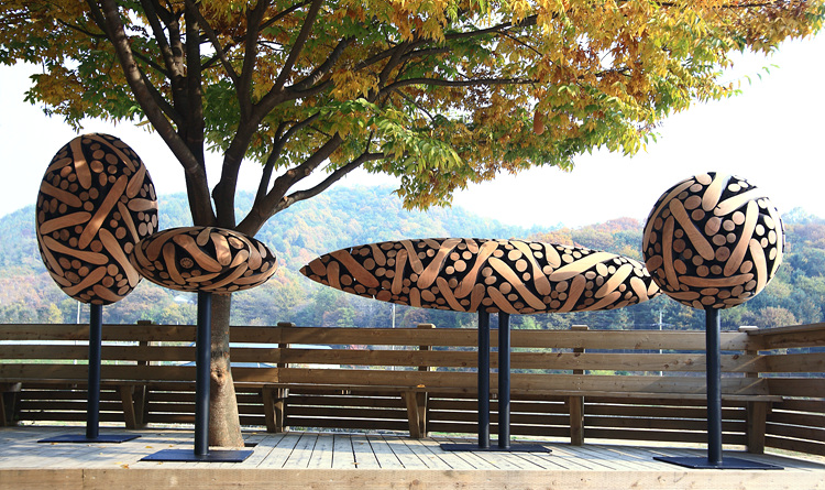 городская скульптура деревянные шары_Jaehyo Lee.jpg