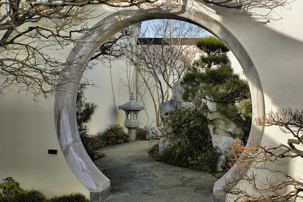 лунные ворота в китайском саду_ландшафтный дизайн.JPG