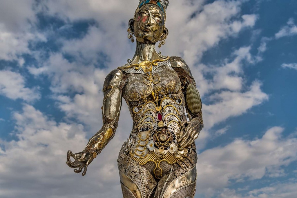 Tara Mechani by Dana Albany_Скульптура Тара Механи из металлолома_на фестивале Бернинг Мэн.jpg