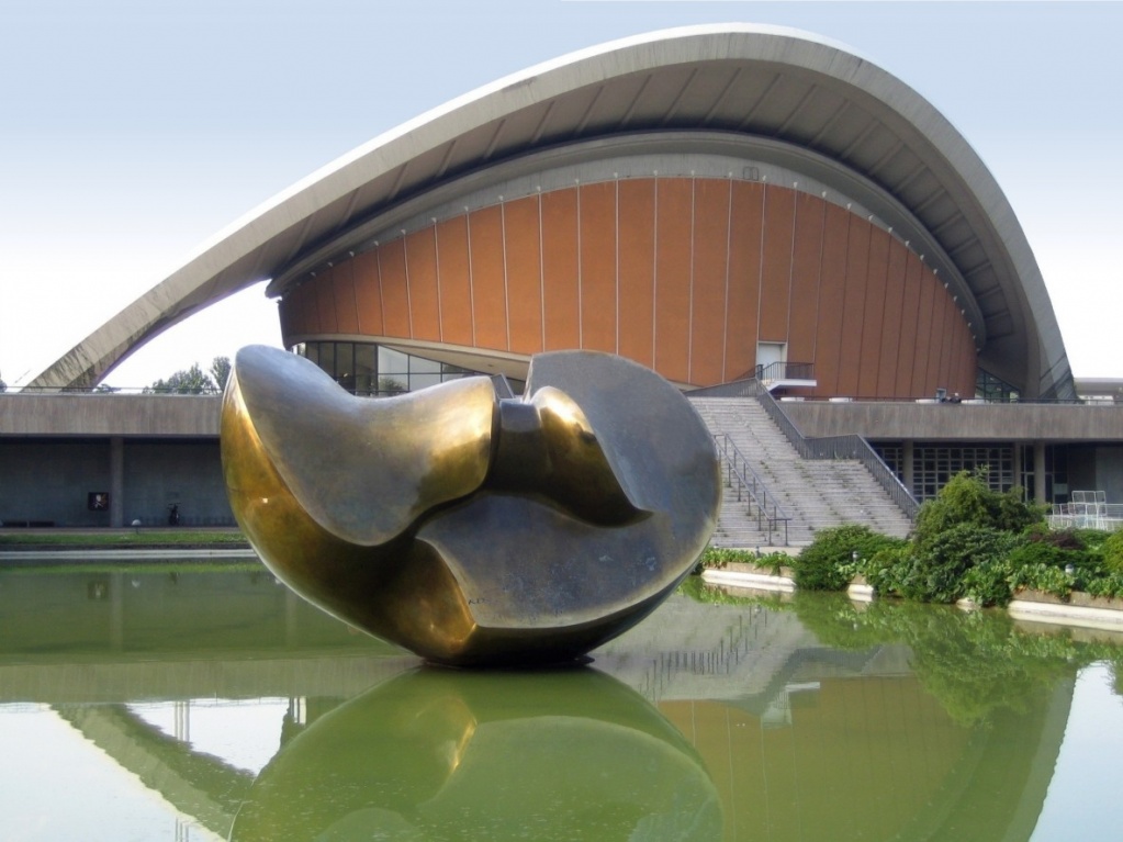 Large Divided Oval Butterfly_скульптура Генри Мура_1984_дом культуры народов мира.jpg