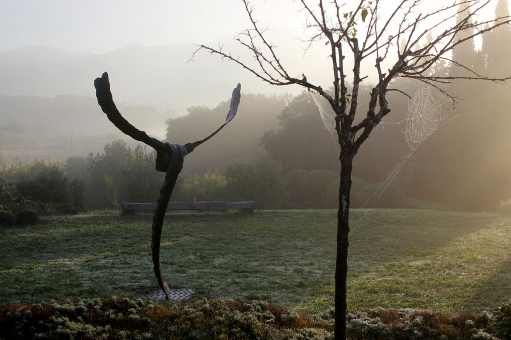 парковая скульптура в современном стиле_сад Ханны Пешар.jpg