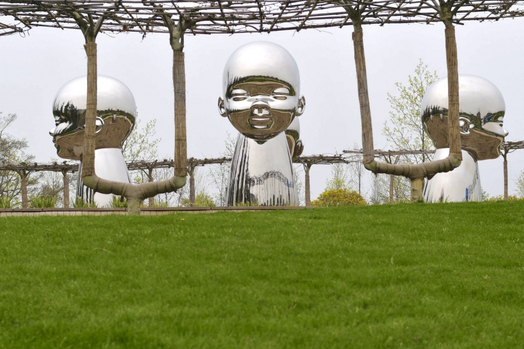 скульптура голов детей от Кена Келлехера_парк Краснодар.JPG