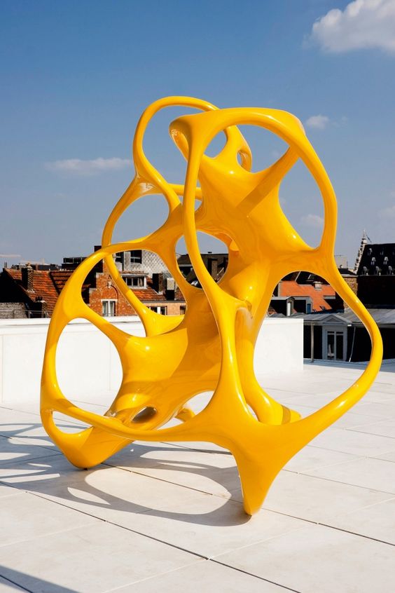 современная абстрактная городская скульптура из стеклопластика.jpg