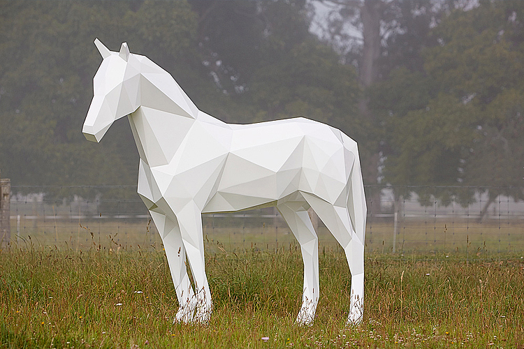 полигональная скульптура лошади.jpg