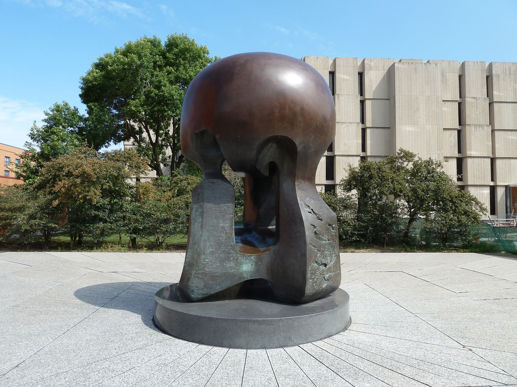 скульптура атомная энергия_Генри Мур_Чикаго 1966
