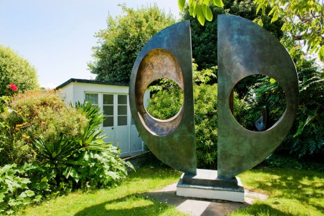 Современные скульптуры в саду Барбары Хэпуорт, Англия