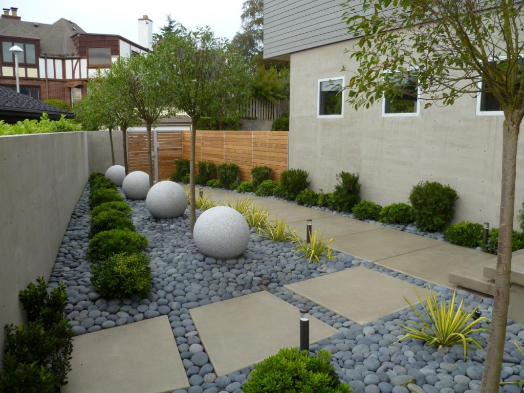 бетонные шары в саду минимализм