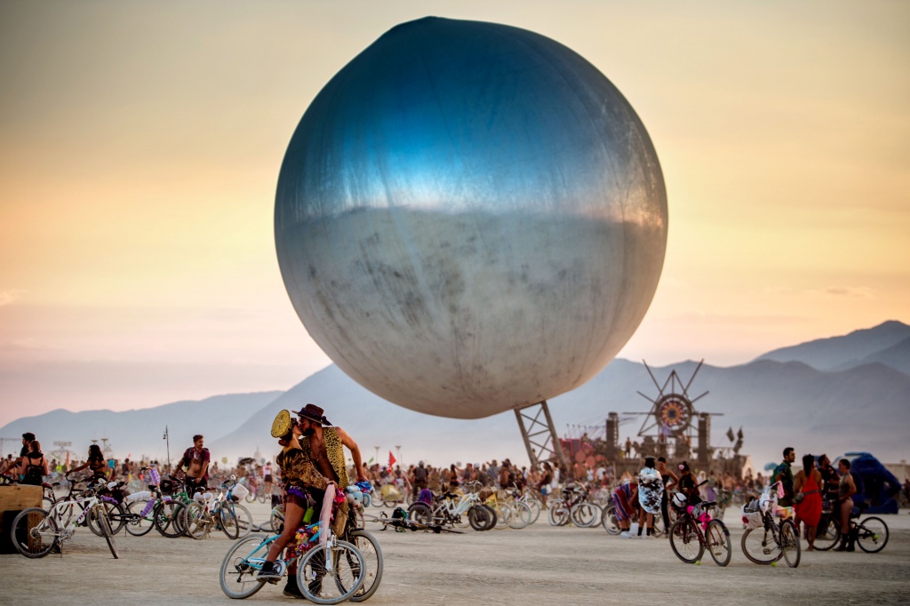 огромный зеркальный надувной шар на фестивале Бернинг Мэн.jpg