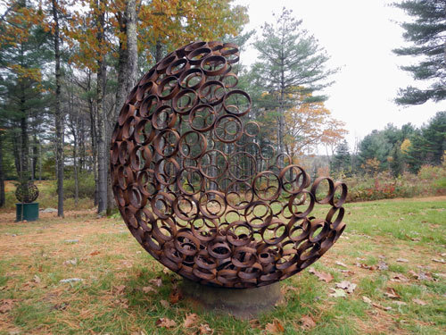 парковая скульптура шар с ржавчиной
