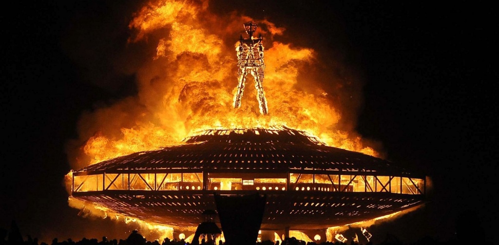 горящая фигура человека на фестивале Бернинг Мэн.jpg