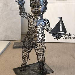 Скульптура мальчика из проволоки 