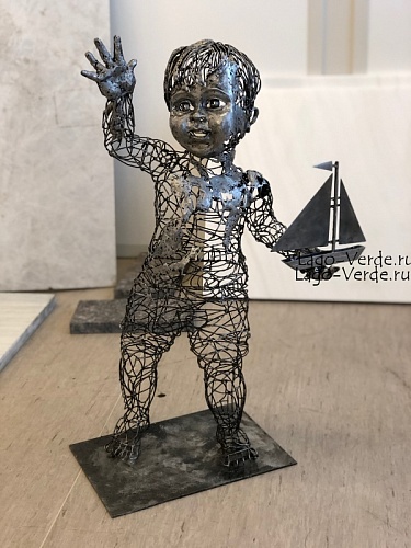 Скульптура мальчика из проволоки: ажурные скульптуры, животные и фигуры из проволоки 