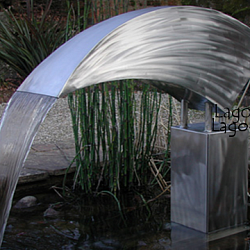 Современный фонтан из металла для водоема 
