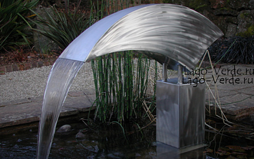 Современный фонтан из металла для водоема