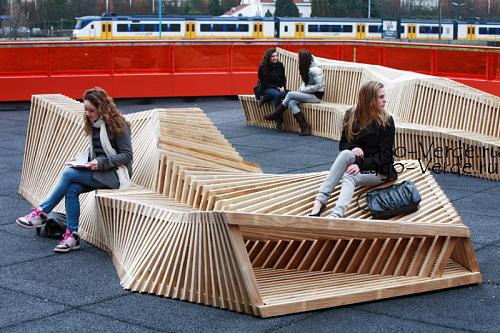 Современные деревянные уличные скамейки