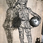 Скульптура девочки из проволоки купить в интернет-магазине садовых скульптур в Москве с доставкой | фото 6