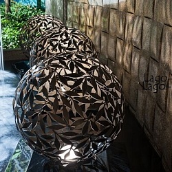 Ажурные скульптуры- шары из стали с растительным орнаментом 