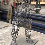 Скульптура мальчика из проволоки: ажурные скульптуры, животные и фигуры из проволоки  | фото 1