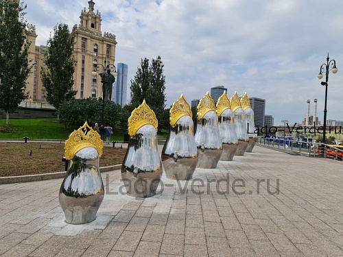 Арт-объект "Матрёшки": изготовление скульптур из полированной нержавеющей стали на заказ в Lago Verde, Москва.