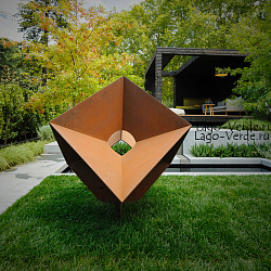 Современная ландшафтная скульптура "Cube" 